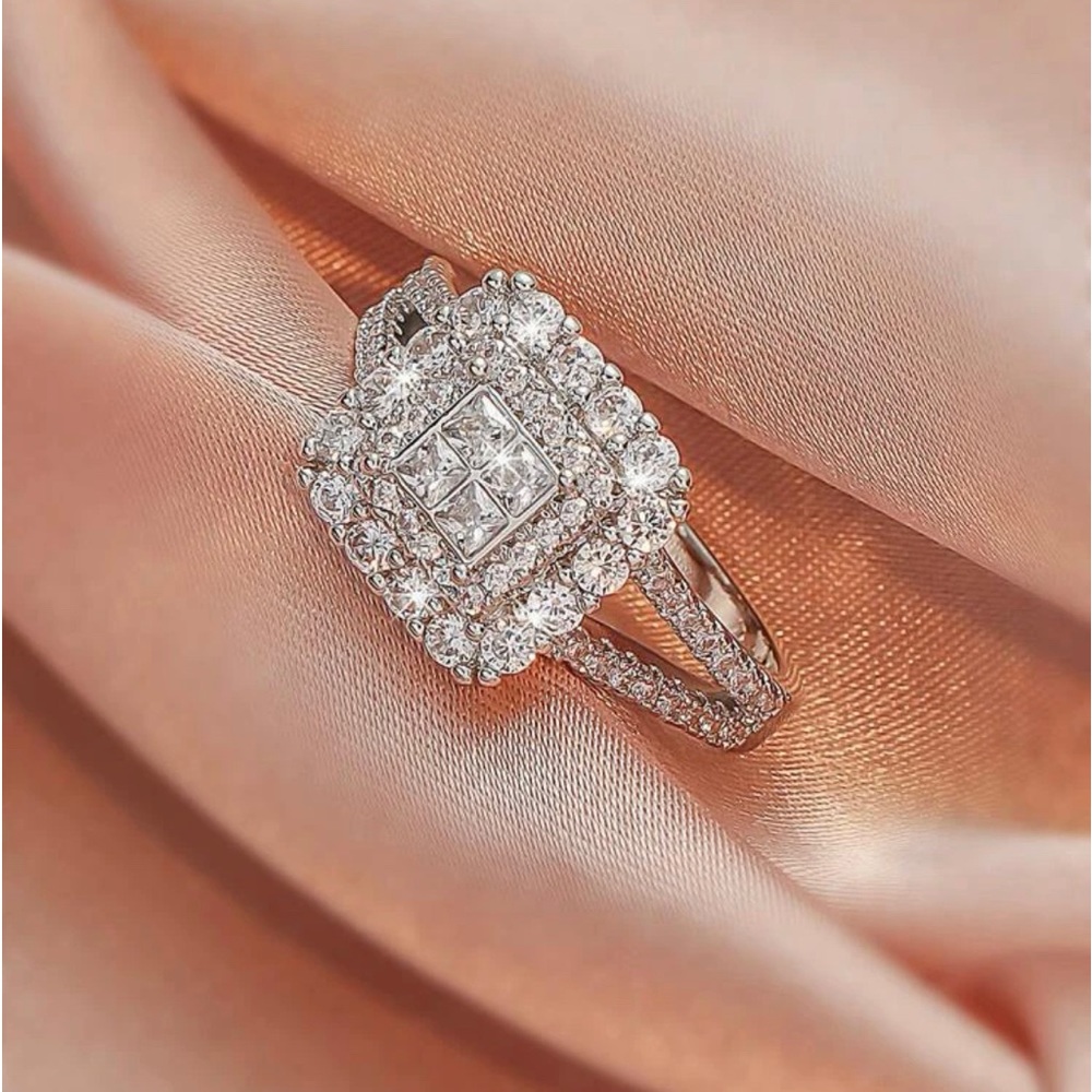💖LUXURY ENGAGEMENT RING💖 - Picture 3 of 3